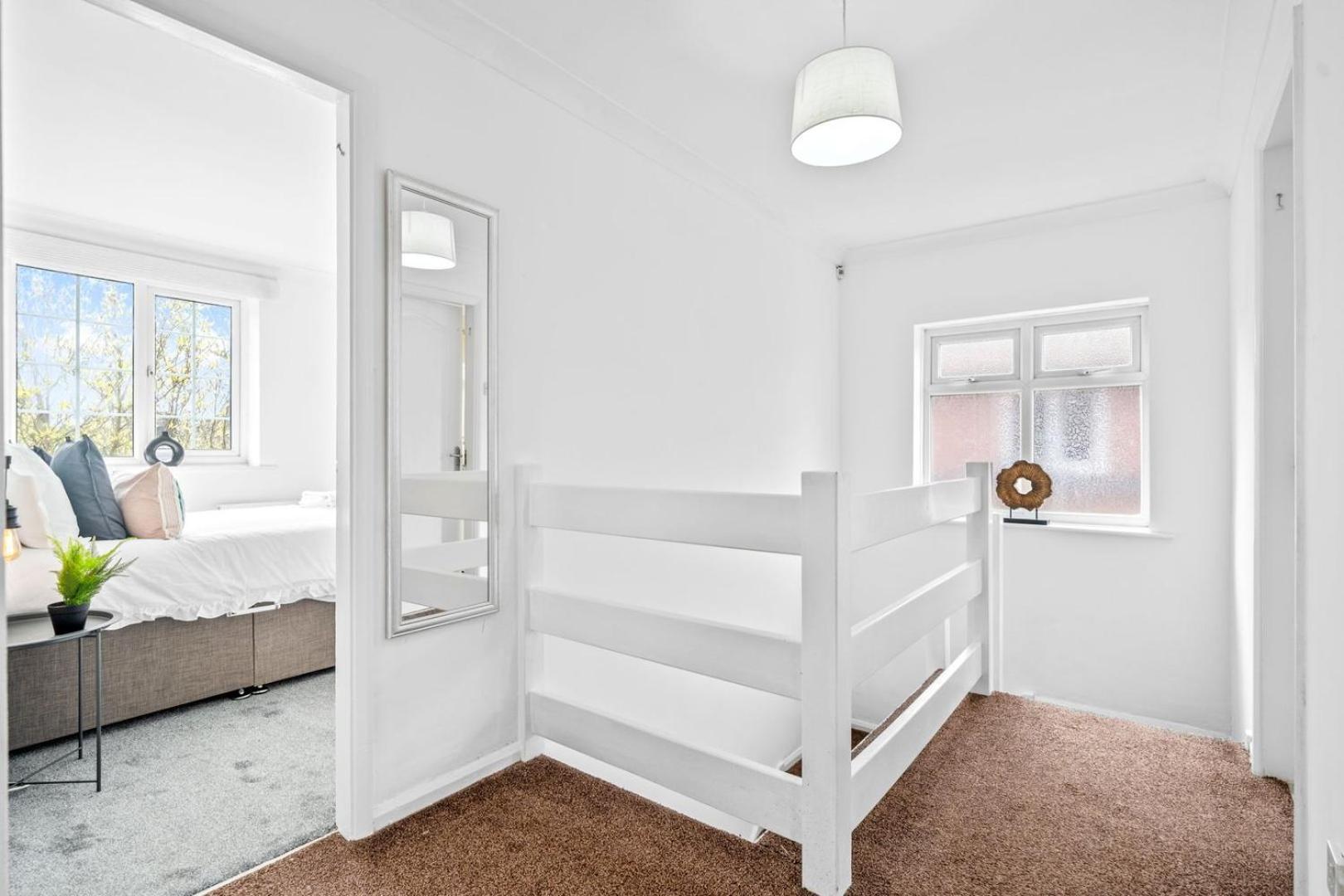 Spacious 5 Bedroom House Ferienhaus