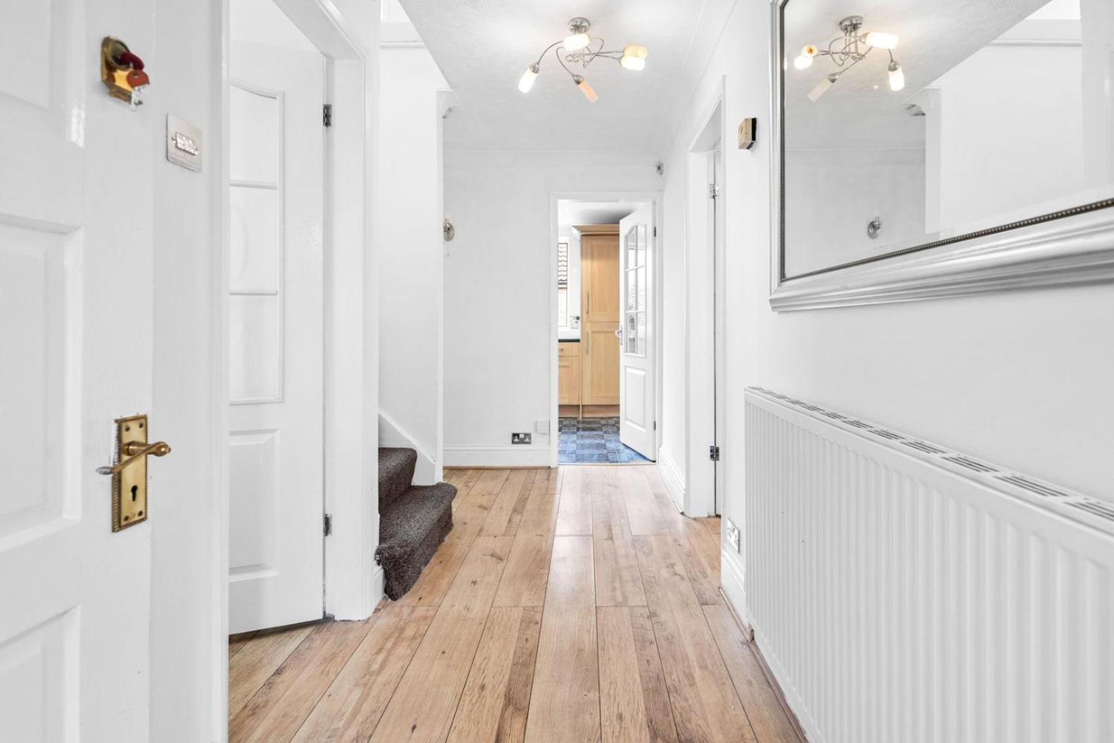 Spacious 5 Bedroom House Ferienhaus